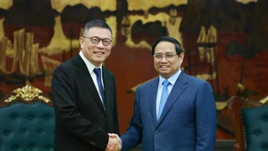 El primer ministro de Vietnam, Pham Minh Chinh, recibe a Hong Tianzhu, presidente del Grupo Texhong de China. (Fuente: VNA)