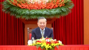 [Foto] Líder partidista de Vietnam sostiene conversación telefónica con presidente de Corea del Sur