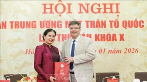 Tran Hai Linh (derecha), miembro del Comité Central del Frente de la Patria de Vietnam y presidente de la Asociación de Empresarios e Inversionistas Vietnam-Corea del Sur (Fuente: VNA)