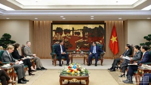 El primer ministro de Vietnam, Pham Minh Chinh, recibe al embajador de Suecia en Vietnam, Johan Ndisi.