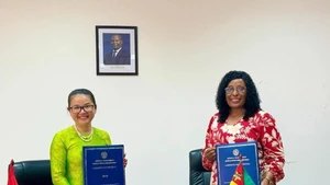 La embajadora vietnamita en Mozambique, Tran Thi Thu Thin, y la ministra de Educación y Cultura de ese país, Samaria Tovela. (Foto: Cortesía de la Embajada de Vietnam en Mozambique)