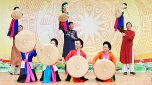 El Teatro Nacional de Marionetas presenta un espectáculo en la Escuela secundaria para estudiantes internados de las minorías étnicas de Lung Cu.