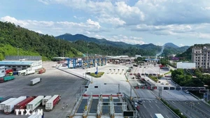 En la puerta fronteriza Youyi Guan-Huu Nghi entre China y Vietnam (Fuente: VNA)