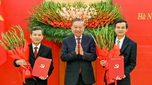 [Foto] Entregan decisión del Buró Político sobre la labor del personal