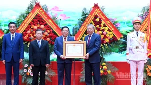 El secretario general To Lam entrega la Orden Ho Chi Minh a la Comisión de Asuntos Internos del Comité Central del Partido Comunista de Vietnam. 