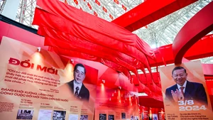 [Foto] Abrirán exposición "95 años de la Bandera del Partido Comunista iluminando el camino" 