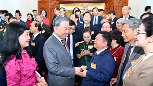 [Foto] Máximo dirigente partidista se reúne con intelectuales, científicos y artistas vietnamitas