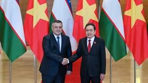 El presidente de la Asamblea Nacional de Vietnam, Tran Thanh Man (derecha), recibe al titular de la Cámara Legislativa del Oliy Majilis (Cámara baja) de Uzbekistán, Nuriddin Ismoilov (Foto: VNA)