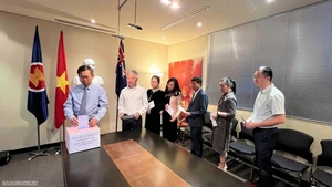 El embajador Pham Hung Tam, los cónsules generales Nguyen Thanh Tung y Nguyen Thanh Ha, junto con trabajadores de las misiones diplomáticas vietnamitas en Australia, recaudan fondos para los compatriotas afectados por el tifón y las inundaciones. 
