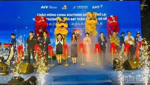 El acto de reapertura de la ruta Shenzhen – Da Nang. (Foto: Nhan Dan)