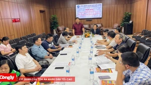 El abogado Do Ngoc Thinh, presidente de la Federación de Abogados de Vietnam, y el redactor en jefe de la Revista del Abogado de Vietnam, Dang Ngoc Luyen, ofrecen una rueda de prensa.