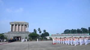 [Foto] Asistentes a la Asamblea del Comité del PCV en el Gobierno vietnamita rinden homenaje al Presidente Ho Chi Minh
