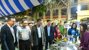 El secretario general del Partido Comunista de Vietnam, To Lam, el presidente de la Asamblea Nacional del país, Tran Thanh Man, y el miembro permanente del Secretariado del Comité Central del Partido, Tran Cam Tu, y los delegados visitan los puestos OCOP. 