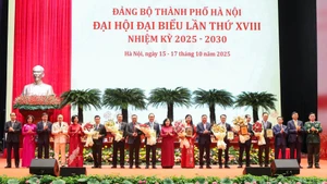 [Vídeo] Clausuran XVIII Asamblea del Comité del Partido en Hanói