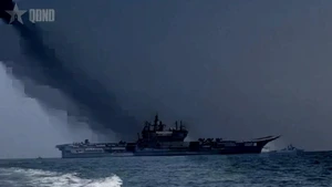 El portaaviones indio INS Vikrant, donde se celebró la ceremonia de clausura del ejercicio naval multilateral MILAN 2026. (Foto: qdnd.vn)