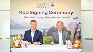 Andrew Smith, vicepresidente sénior de la cadena de suministro de Agoda, y Hsieh Fu Hua, presidente de WWF Singapur, en el lanzamiento del programa Eco Deals.