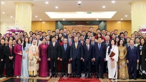 El secretario general del Partido Comunista de Vietnam, To Lam, se reúne con una delegación de vietnamitas en el extranjero que participan en el Programa "Primavera de la Patria 2026". (Foto: VNA)