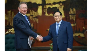 El primer ministro vietnamita, Pham Minh Chinh, recibe al director general de la empresa petrolera Zarubezhneft de la Federación de Rusia, Sergei Kudryashov. (Foto: VNA)