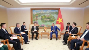 Tran Hong Ha, viceprimer ministro de Vietnam, recibe a Wang Bo, director general del Grupo de Ferrocarriles de China número 6. (Foto: VNA)