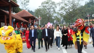 Se organiza en el paso fronterizo internacional Huu Nghi la ceremonia de bienvenida al primer grupo de turistas internacionales que ingresaron a localidad. (Foto: VNA)