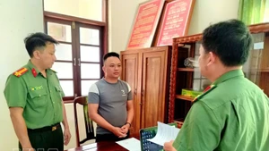 La Policía de Dak Lak decidió iniciar un proceso penal y dictar la prohibición de salida del lugar de residencia contra Vo Quoc Toai. (Foto: VNA)