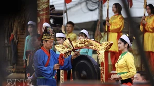 Ritual de oración por una buena cosecha en el festival. (Foto: VNA)