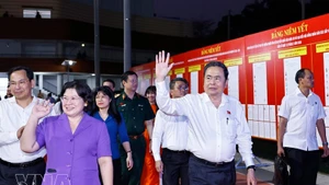 El presidente de la Asamblea Nacional de Vietnam, Tran Thanh Man, y delegados en el evento. (Foto: VNA)