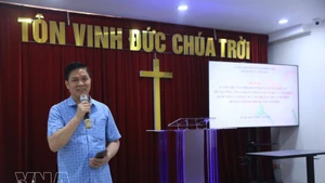 El pastor Nguyen Huu Mac, rector del Colegio Bíblico de Hanói, interviene en la cita. (Foto: VNA)