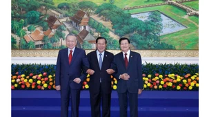 Los máximos dirigentes de los tres Partidos de Vietnam, Camboya y Laos. (Foto: VNA)