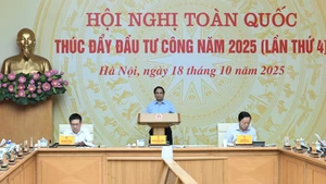 El primer ministro Pham Minh Chinh preside la IV conferencia nacional en línea sobre la promoción de la inversión pública en 2025.