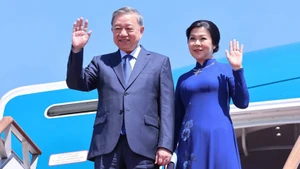 El secretario general del PCV, To Lam, y su esposa llegan a Seúl para iniciar una visita de Estado a Corea del Sur. (Foto: Thong Nhat/VNA)