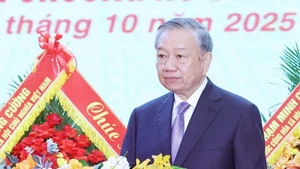 El secretario general del Partido Comunista de Vietnam y jefe de la Comisión Militar Central, To Lam, pronuncia su discurso en la cita. (Foto: VNA)