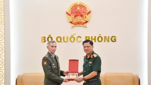 El coronel general Nguyen Truong Thang entrega un obsequio de recuerdo al coronel Belosludtsev Sergey Vladimirovich.