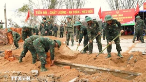 Oficiales y soldados de la Región Militar 5 trabajan con urgencia para construir viviendas nuevas para la población de Dak Lak. (Foto: VNA)