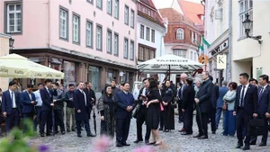 El primer ministro vietnamita, Pham Minh Chinh, y su esposa visitan el espacio, la arquitectura y la historia del casco antiguo de Tallin. (Foto: VNA)