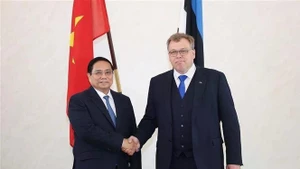 El primer ministro de Vietnam, Pham Minh Chinh, y el presidente de la Asamblea Estatal (Parlamento) de Estonia, Lauri Hussar. (Foto: VNA)