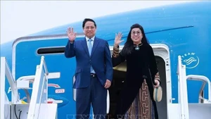 El primer ministro Pham Minh Chinh, su esposa Le Thi Bich Tran y una delegación vietnamita de alto rango en el aeropuerto Lennart Meri de Tallin, la capital, la mañana del 5 de junio (hora local). (Foto: VNA)