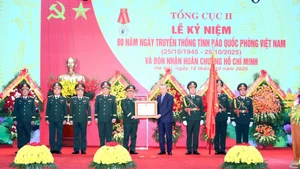 El secretario general del PCV y secretario de la Comisión Militar Central, To Lam, entrega la Orden de Ho Chi Minh al Departamento General II del Ministerio de Defensa.