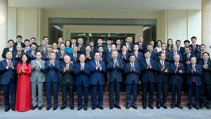 El secretario general del Partido Comunista de Vietnam (PCV), To Lam, junto con dirigentes y exlíderes del Partido y del Estado, asiste a la ceremonia conmemorativa por el 95º aniversario de la Oficina del Comité Central del Partido.