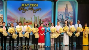 El Comité Organizador agradece a las entidades que contribuyeron al programa. (Foto: tuoitrethudo.vn)