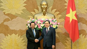 [Foto] Máximo legislador vietnamita recibe al vicepresidente del Senado de Indonesia