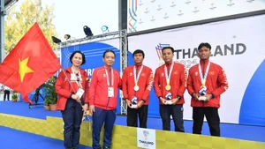 Vo Huynh Anh Khoa (segundo desde la derecha) brinda la primera medalla de oro para la delegación deportiva vietnamita en los XIII Juegos Paralímpicos de la Asean. (Foto: webthethao.vn)