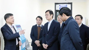 La delegación del Consejo Nacional Electoral inspecciona los preparativos para las elecciones en el barrio de Viet Tri, en Phu Tho. (Foto: VNA)