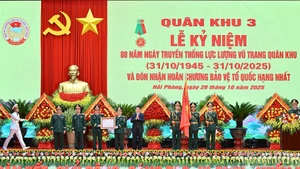 El presidente Luong Cuong entrega la Orden de Defensa de la Patria de primera clase a las Fuerzas Armadas de la Región Militar 3.
