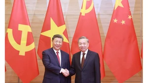 El secretario general del Partido Comunista de Vietnam, To Lam (derecha), se reúne con el secretario general del Partido Comunista de China y presidente de ese país, Xi Jinping. (Foto: VNA)