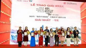 El comité organizador otorga el primer premio a los autores. 