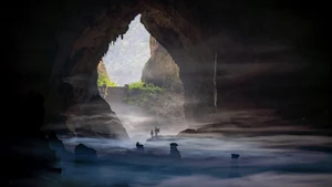 La belleza celestial de la cueva Hang May en la meseta rocosa de Dong Van
