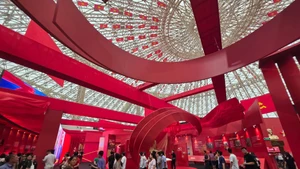 El espacio de libros interactivos en la exposición “95 años de la Bandera del Partido Comunista de Vietnam iluminando el camino”. 