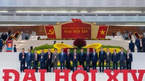 El embajador Trinh Duc Hai (tercero desde la derecha) y otros delegados asistentes al XIV Congreso Nacional del Partido. (Foto: VNA)