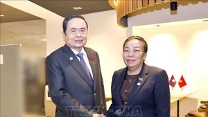 El titular de la Asamblea Nacional de Vietnam, Tran Thanh Man, se reunió con la vicepresidenta de la Asamblea Nacional de Laos, Sounthone Xayachack. (Foto: VNA)